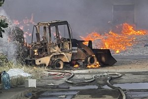 Голям пожар избухна в депо за строителни отпадъци в бургарския