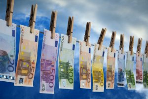 Еврото достигна най ниската си точка спрямо долара от 20 години предава CNBC цитирана