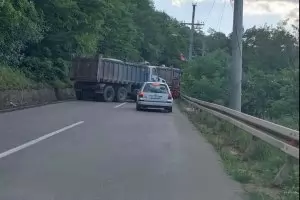 Стрелба на Бъдни вечер изкара пак сърбите на барикадите в Косово