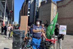 Колоездачът Майк ван Ърп е най известният ловец на нарушители зад волана във