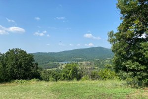Спокойствие и чист въздух топли минерални извори  ароматно вино и древни загадки