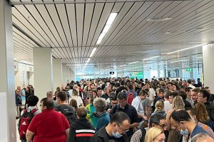 Нискотарифната авиокомпания Wizz Air е оставила пътници в събота на Летище