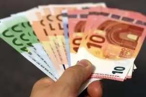 Еврото се срина под цената на долара за първи път от 20 години