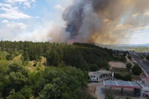 Голям пожар пламна край вилното селище Старите лозя  в Казанлък във