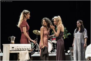 Класическа сценична конфигурация от три сестри изживява лични драми пърха