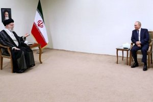 Президентът на Русия Владимир Путин пристигна в Техеран за три