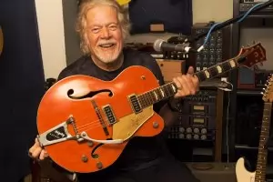 Рокзвезда се събра с откраднатата си китара след 46 години
