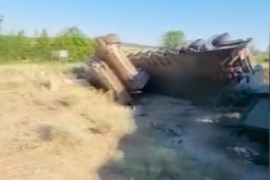 Платформа за транспортиране на танкове се обърна в близост до полигона
