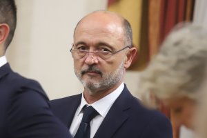 Анонсираното по рано скъсяване на ковид карантината за някои групи все