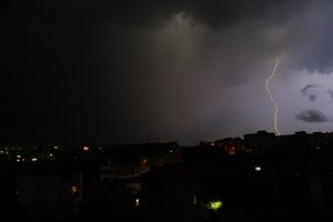 Бури порои гръмотевици сполетяха Южна България снощи Големи щети има
