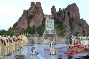 Два музикални фестивала със забележителни заглавия и изпълнители привличат вниманието