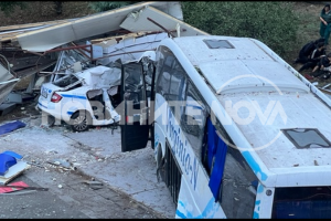 Двама полицаи загинаха след като автобус с мигранти блъсна патрулка