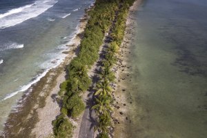На средата на пътя между Хаваите и Австралия Тувалу е