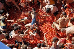 Известната испанска улична битка с домати Томатина беше организирана отново