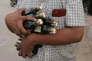 Властите в Делхи забъркаха голяма алкохолна каша
