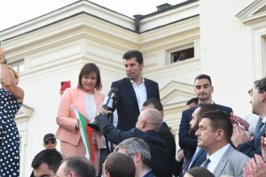 Доскоро на десния клон като че би се трупаха много