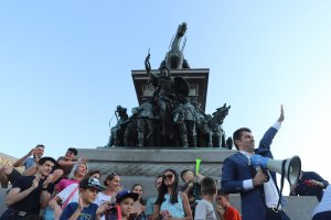 Докато се чудим продължава ли наистина промяната или никога не