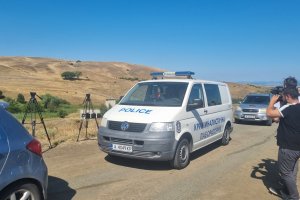 Сапьори разследващи полицаи и хора от ДАНС влязоха в периметъра на