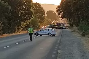 Четирима души загинаха при челен сблъсък между микробуси