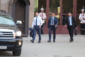 Граждани се събраха пред президентстската институция в сряда вечер за да