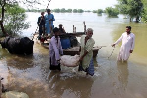 Нводнения след проливни дъждове потопиха една трета от територията на Пакистан  отнасяйки