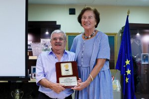 Българският олимпийски комитет награди с почетен плакет легендата на вдигането