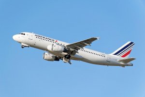 Двама пилоти на авиокомпания Air France са отстранени след сбиване в