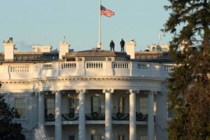 Четирима души са в критично състояние след като снощи мълния