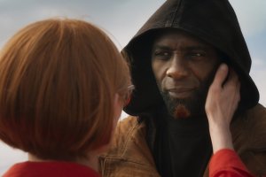 Тилда Суинтън купува от Капалъ чарши малко синьо шишенце от