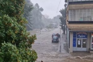 Проливен дъжд наводни Карлово а кметът Емил Кабаинов обяви частично