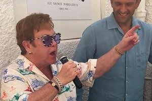 75 годишният сър Елтън Джон направи внезапна серенада на посетителите в