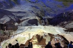 Още първото впечатление от туристическия комплекс около пещерата Леденика е