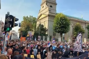 С портрет на Путин сърби 
протестираха срещу гей парад