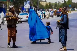 Талибаните разпръснаха със сила протест на жени в Кабул
