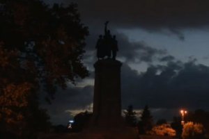 Светлините около паметника на съветската армия в София бяха изключени