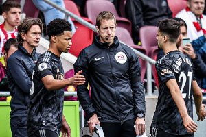 В неделя Арсенал разгроми като гост с 3 0 Брентфорд и запази лидерската си