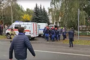 Поне 15 души, сред които и деца, бяха застреляни в руско училище