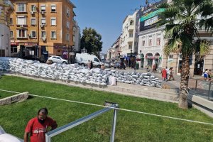 500 сребърни чувала  а според други медии 200 или 400 бяха