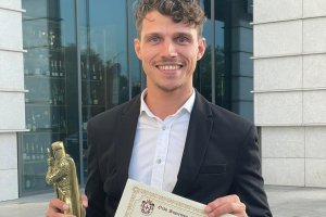 Актьорът Севар Иванов   който е и заместник директор на Драматичен театър