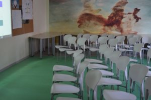 Цветни класни стаи в които чиновете се местят от децата