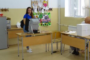 Един призрак броди из България въплътява се с приближаването на