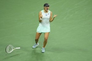 Най добрата тенисистка в света Ига Швьонтек трябваше да осъществява няколко