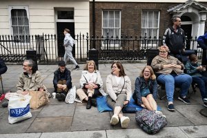 Поклонението пред Елизабет II в Лондон събра хиляди които искат