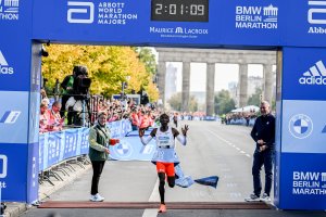 Кениецът Елиуд Кипчоге постави нов световен рекорд в маратонското бягане