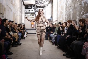 Шер закри по триумфален начин ревюто на модна къща Балмен