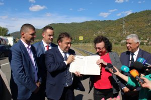 Нови 3 км от магистрала Струма бяха пуснати в движение след като