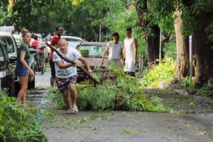 Община Бургас обяви частично бедствено положение днес след като мощната буря връхлетя областта снощи