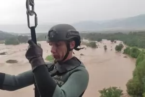Евакуираха с хеликоптер и лодки бедстващи от потопа в Карловско