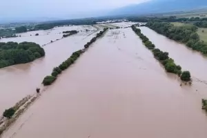 Бедстващите села търсят доброволци и техника за тоновете кал 