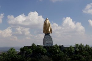 Докато други източноевропейски страни окончателно премахват съветските си паметници у